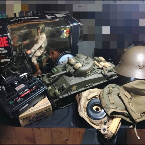戦車模型とヘルメット